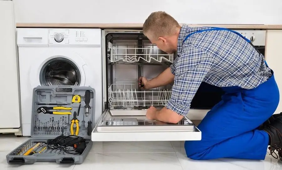 Buca Philips servisi teknisyen ekibi beyaz eşya tamiri yaparken